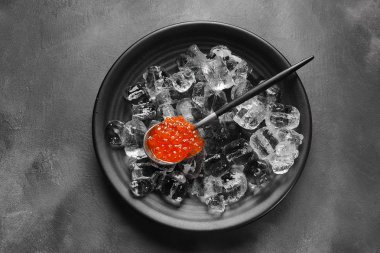 Buzlu bir kasede leziz kırmızı havyar.