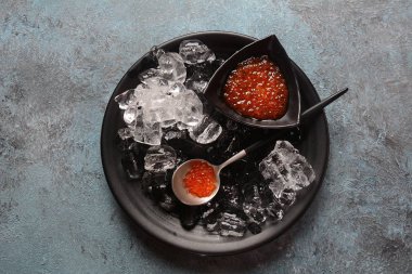 Buzlu bir kasede leziz kırmızı havyar.