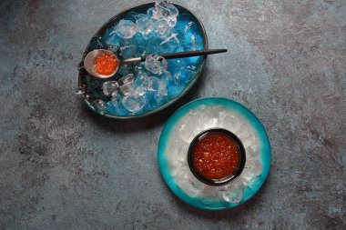 Buzlu bir kasede leziz kırmızı havyar.