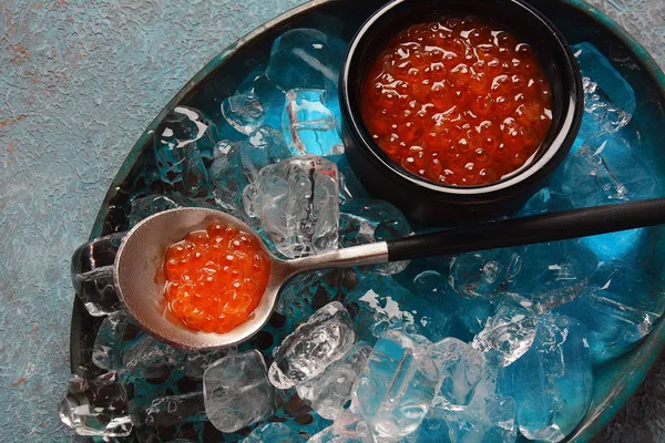 Delicioso Caviar Vermelho Uma Tigela Com Cubos Gelo — Fotografia de Stock