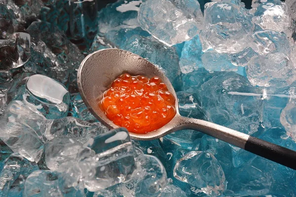 Delicioso Caviar Vermelho Uma Tigela Com Cubos Gelo — Fotografia de Stock