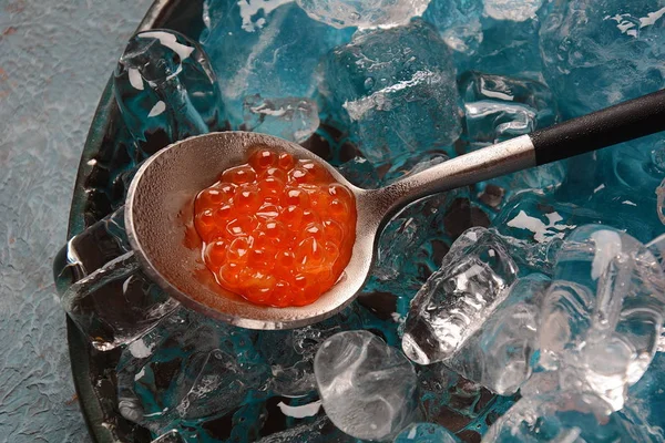 Delicioso Caviar Vermelho Uma Tigela Com Cubos Gelo — Fotografia de Stock