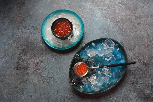 Buzlu bir kasede leziz kırmızı havyar.