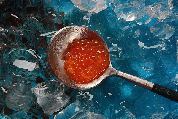 Delicioso Caviar Rojo Tazón Con Cubitos Hielo — Foto de Stock