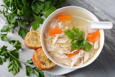 Erişteli tavuk çorbası ve kasede sebze. Sağlıklı gıda konsepti