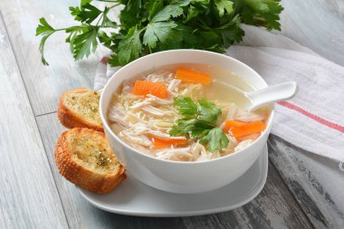 Erişteli tavuk çorbası ve kasede sebze. Sağlıklı gıda konsepti