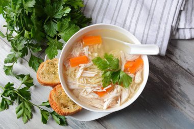 Erişteli tavuk çorbası ve kasede sebze. Sağlıklı gıda konsepti