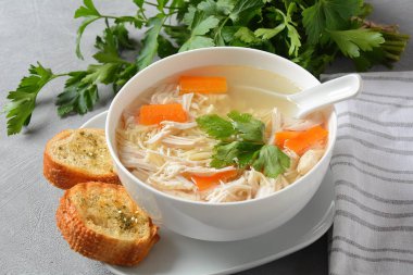 Erişteli tavuk çorbası ve kasede sebze. Sağlıklı gıda konsepti