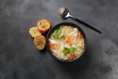 Erişteli tavuk çorbası ve kasede sebze. Sağlıklı gıda konsepti