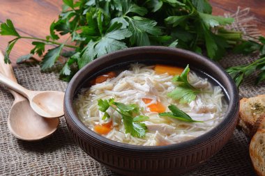Erişteli tavuk çorbası ve kasede sebze. Sağlıklı gıda konsepti
