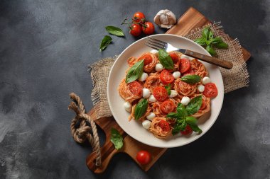İtalyan Renkli Makarna Tabağı veya Napolitan Spagettisi Kiraz domatesli, vegan mozzarella ve fesleğenli 