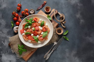 İtalyan Renkli Makarna Tabağı veya Napolitan Spagettisi Kiraz domatesli, vegan mozzarella ve fesleğenli 