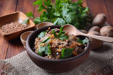 Kasede mantarlı karabuğday lapası. Vegan, glütensiz. Rus ya da Ukrayna mutfağı. Sağlıklı gıda konsepti