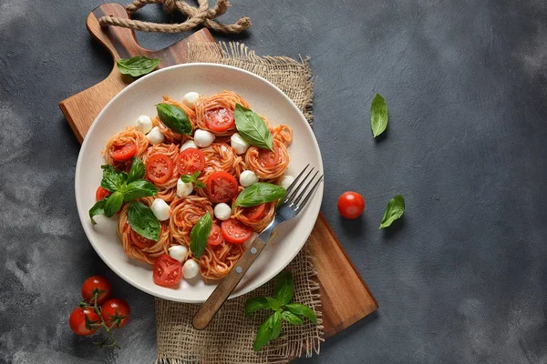 Italian Colorful Pasta Dish Spaghetti Napolitana Cherry Tomatoes Vegan Mozzarella — Stock Photo, Image