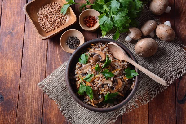 Kasede mantarlı karabuğday lapası. Vegan, glütensiz. Rus ya da Ukrayna mutfağı. Sağlıklı gıda konsepti