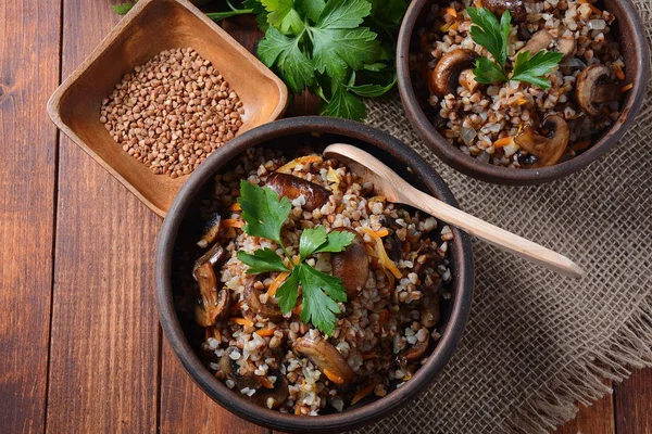 Kasede mantarlı karabuğday lapası. Vegan, glütensiz. Rus ya da Ukrayna mutfağı. Sağlıklı gıda konsepti