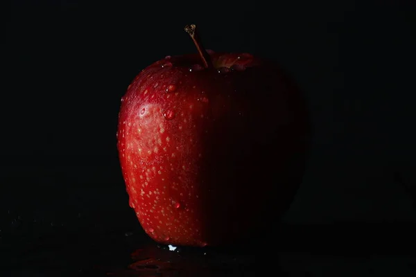 Rött Äpple Vattendroppar Mörk Bakgrund — Stockfoto