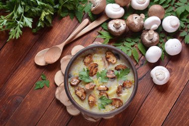 Mantar şampiyonu ve patatesli lezzetli çorba. Kremalı Chanterelle çorbası. Kuzey mutfağı. Vejetaryen çorbası