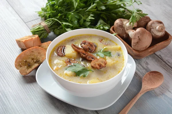 Delicious soup with mushrooms champignon and potato.Creamy Chanterelle Soup .Nordic cuisine. Vegan soup — Stock Image Delicious Soup Mushrooms Champignon Potato Creamy Chanterelle Soup Nordic Cuisine Stock Picture