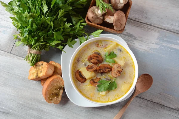 Delicious soup with mushrooms champignon and potato.Creamy Chanterelle Soup .Nordic cuisine. Vegan soup — Stock Image Delicious Soup Mushrooms Champignon Potato Creamy Chanterelle Soup Nordic Cuisine Stock Photo
