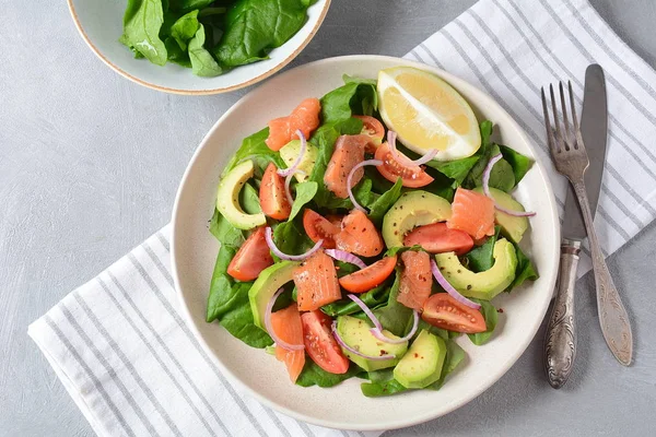 Mediterranean Avocado Salmon Salad Spinach Cherry Tomatoes Avocado Red Onion — Stock Photo, Image