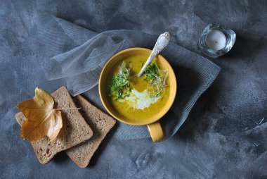 Kremalı ve mantarlı balkabağı kremalı çorba.