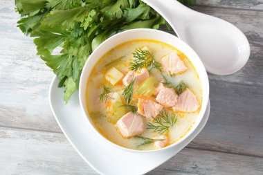 Somon, patates, soğan, havuç, dereotlu ve kerevizli kremalı balık çorbası. Kalakeitto - geleneksel Fin mutfağı ya da Rus Ukha Balık Kafa Çorbası. Sağlıklı gıda konsepti. Omega -3