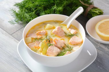 Somon, patates, soğan, havuç, dereotlu ve kerevizli kremalı balık çorbası. Kalakeitto - geleneksel Fin mutfağı ya da Rus Ukha Balık Kafa Çorbası. Sağlıklı gıda konsepti. Omega -3