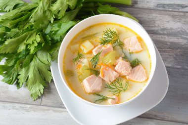 Somon, patates, soğan, havuç, dereotlu ve kerevizli kremalı balık çorbası. Kalakeitto - geleneksel Fin mutfağı ya da Rus Ukha Balık Kafa Çorbası. Sağlıklı gıda konsepti. Omega -3