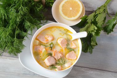 Somon, patates, soğan, havuç, dereotlu ve kerevizli kremalı balık çorbası. Kalakeitto - geleneksel Fin mutfağı ya da Rus Ukha Balık Kafa Çorbası. Sağlıklı gıda konsepti. Omega -3