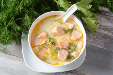 Somon, patates, soğan, havuç, dereotlu ve kerevizli kremalı balık çorbası. Kalakeitto - geleneksel Fin mutfağı ya da Rus Ukha Balık Kafa Çorbası. Sağlıklı gıda konsepti. Omega -3