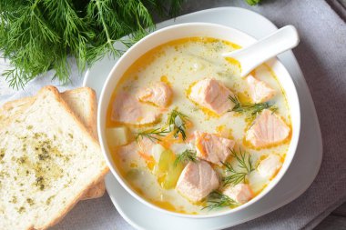 Somon, patates, soğan, havuç, dereotlu ve kerevizli kremalı balık çorbası. Kalakeitto - geleneksel Fin mutfağı ya da Rus Ukha Balık Kafa Çorbası. Sağlıklı gıda konsepti. Omega -3