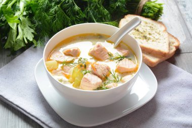 Somon, patates, soğan, havuç, dereotlu ve kerevizli kremalı balık çorbası. Kalakeitto - geleneksel Fin mutfağı ya da Rus Ukha Balık Kafa Çorbası. Sağlıklı gıda konsepti. Omega -3