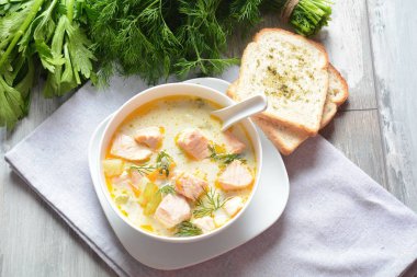 Somon, patates, soğan, havuç, dereotlu ve kerevizli kremalı balık çorbası. Kalakeitto - geleneksel Fin mutfağı ya da Rus Ukha Balık Kafa Çorbası. Sağlıklı gıda konsepti. Omega -3