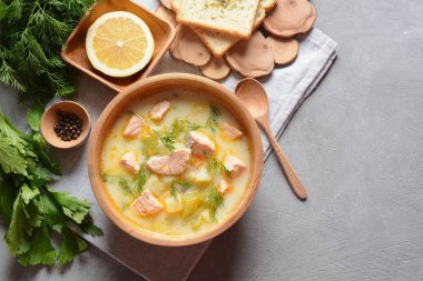 Somon, patates, soğan, havuç, dereotlu ve kerevizli kremalı balık çorbası. Kalakeitto - geleneksel Fin mutfağı ya da Rus Ukha Balık Kafa Çorbası. Sağlıklı gıda konsepti. Omega -3