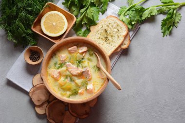 Somon, patates, soğan, havuç, dereotlu ve kerevizli kremalı balık çorbası. Kalakeitto - geleneksel Fin mutfağı ya da Rus Ukha Balık Kafa Çorbası. Sağlıklı gıda konsepti. Omega -3