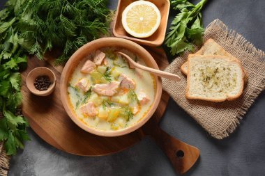 Somon, patates, soğan, havuç, dereotlu ve kerevizli kremalı balık çorbası. Kalakeitto - geleneksel Fin mutfağı ya da Rus Ukha Balık Kafa Çorbası. Sağlıklı gıda konsepti. Omega -3