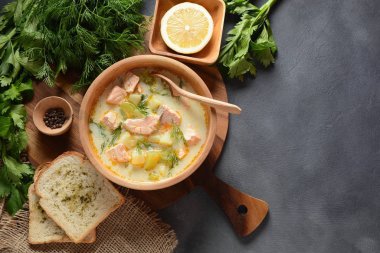 Somon, patates, soğan, havuç, dereotlu ve kerevizli kremalı balık çorbası. Kalakeitto - geleneksel Fin mutfağı ya da Rus Ukha Balık Kafa Çorbası. Sağlıklı gıda konsepti. Omega -3