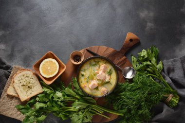 Somon, patates, soğan, havuç, dereotlu ve kerevizli kremalı balık çorbası. Kalakeitto - geleneksel Fin mutfağı ya da Rus Ukha Balık Kafa Çorbası. Sağlıklı gıda konsepti. Omega -3