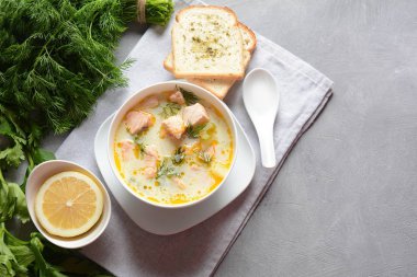 Somon, patates, soğan, havuç, dereotlu ve kerevizli kremalı balık çorbası. Kalakeitto - geleneksel Fin mutfağı ya da Rus Ukha Balık Kafa Çorbası. Sağlıklı gıda konsepti. Omega -3