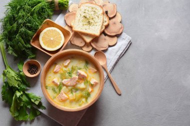 Somon, patates, soğan, havuç, dereotlu ve kerevizli kremalı balık çorbası. Kalakeitto - geleneksel Fin mutfağı ya da Rus Ukha Balık Kafa Çorbası. Sağlıklı gıda konsepti. Omega -3