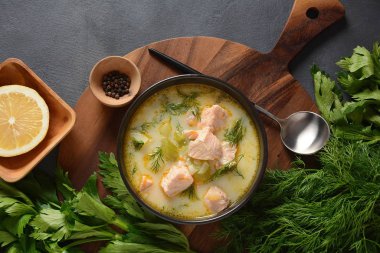 Somon, patates, soğan, havuç, dereotlu ve kerevizli kremalı balık çorbası. Kalakeitto - geleneksel Fin mutfağı ya da Rus Ukha Balık Kafa Çorbası. Sağlıklı gıda konsepti. Omega -3