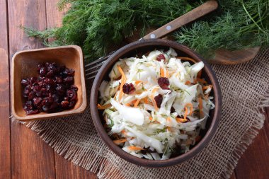 Havuçlu lahana salatası, füme badem ve kurutulmuş kızılcık. Lahana salatası. Mayalanmış lahana. Rus mutfağı. Sağlıklı vejetaryen gıda kavramı. 