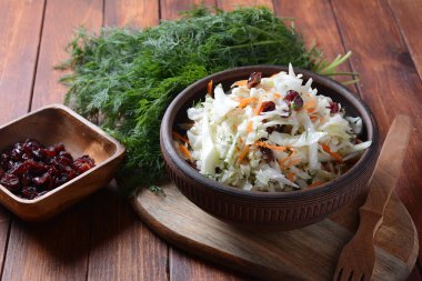 Havuçlu lahana salatası, füme badem ve kurutulmuş kızılcık. Lahana salatası. Mayalanmış lahana. Rus mutfağı. Sağlıklı vejetaryen gıda kavramı. 