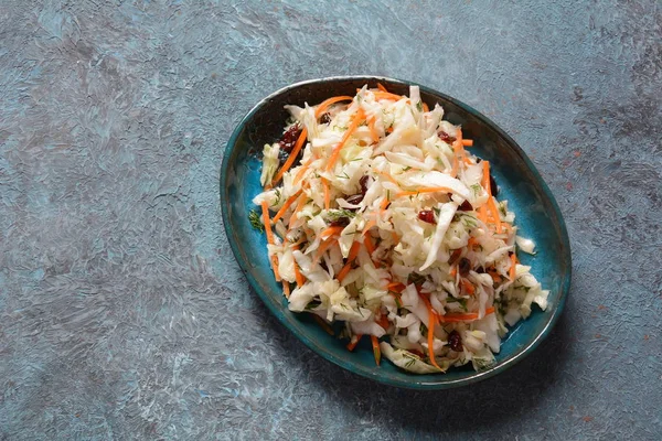 Zelný Salát Mrkví Uzenými Mandlemi Sušenými Brusinkami Salát Coleslaw Fermentované — Stock fotografie