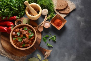 Gulaş geleneksel Macar Et Güveci veya sebze ve domates soslu Çorba, Rahatlatıcı Kış veya Sonbahar Gıda Konsepti