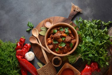 Gulaş geleneksel Macar Et Güveci veya sebze ve domates soslu Çorba, Rahatlatıcı Kış veya Sonbahar Gıda Konsepti