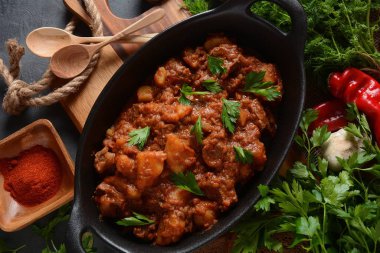 Gulaş geleneksel Macar Et Güveci veya sebze ve domates soslu Çorba, Rahatlatıcı Kış veya Sonbahar Gıda Konsepti