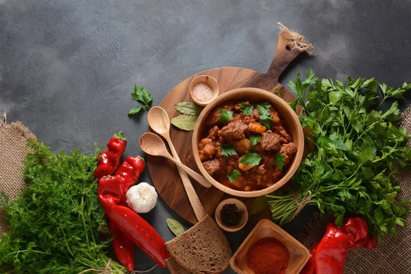 Goulash Tradicional Húngaro Carne Carne Guisado Sopa Com Legumes Molho — Fotografia de Stock
