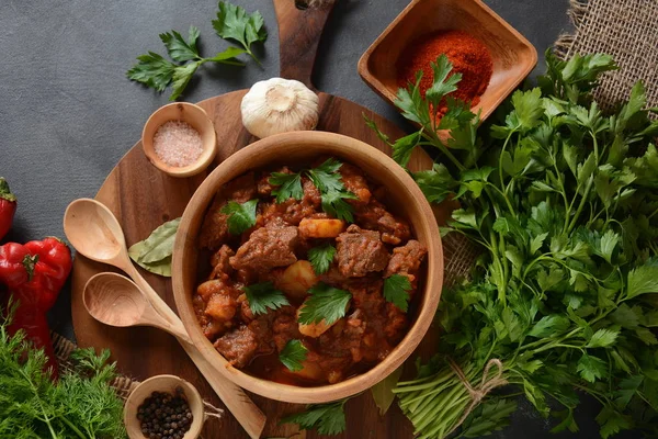 Goulash传统匈牙利牛肉炖肉或汤与蔬菜和番茄酱 舒适的冬季或秋季食品概念 — 图库照片